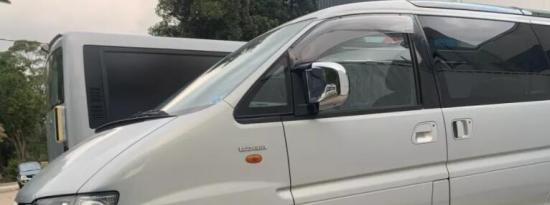 玻璃屋頂?shù)腄elica 4x4迷你露營(yíng)車追逐星夜之旅